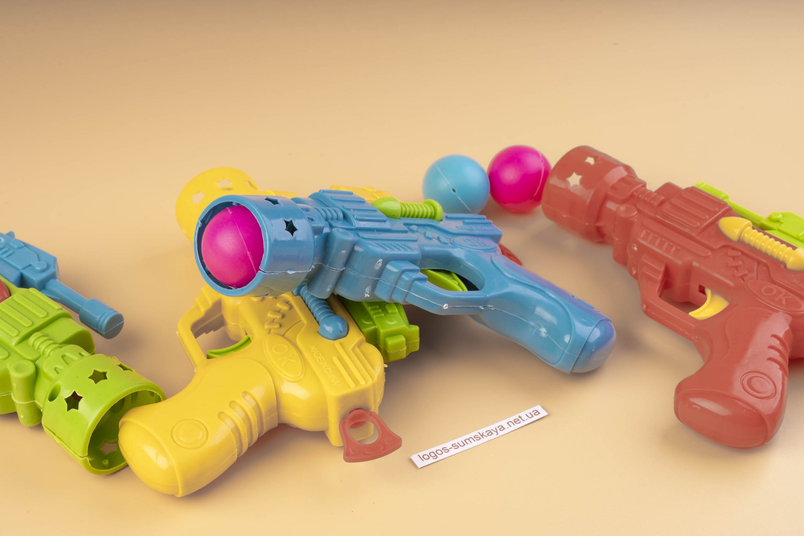 Пістолетик дитячий з пластиковими кульками, механічний, пластмасовий