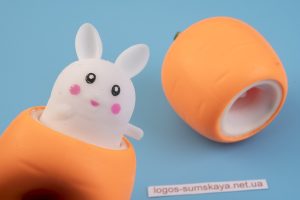 Іграшка-антистрес “Зайка в моркві”